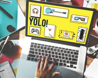 bilgisayar ile çalışan kadın