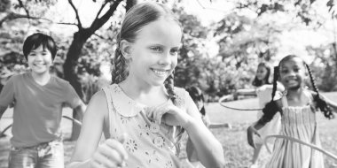 hildren hula hoops ile oynamak