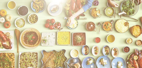 Amigos comendo para grande mesa — Fotografia de Stock