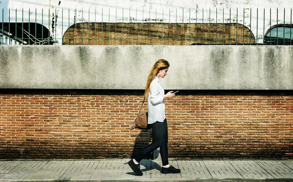 Žena používající chytrý telefon — Stock fotografie