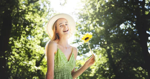 Frau entspannen in der Natur — Stockfoto