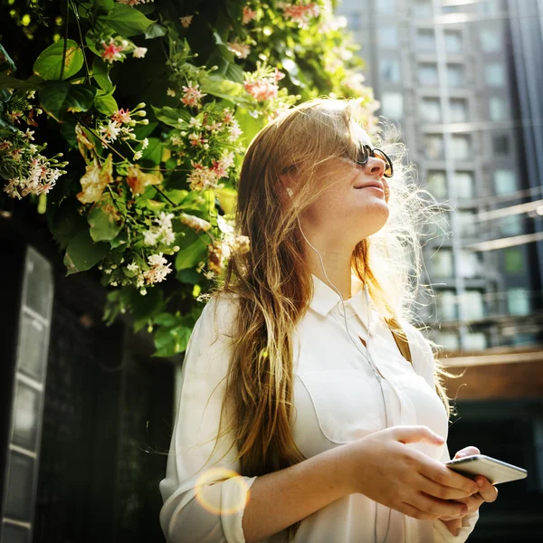 Frau benutzt Smartphone — Stockfoto