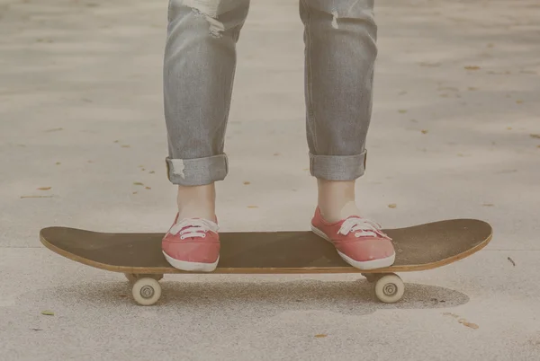 Gambe delle donne su skateboard — Foto Stock