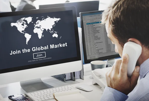 Zakenman die werken op de computer met de mondiale markt — Stockfoto