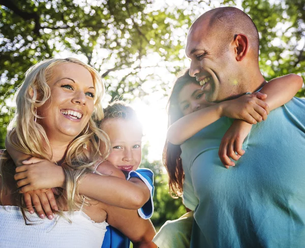 Familie spelen en wandelen buiten — Stockfoto