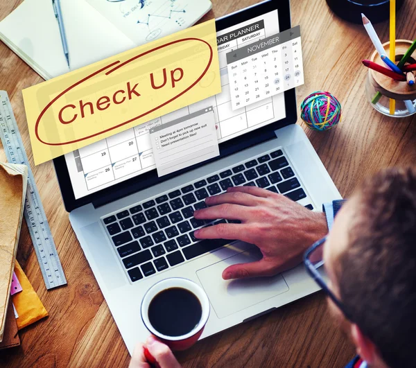 Man werkt op laptop — Stockfoto