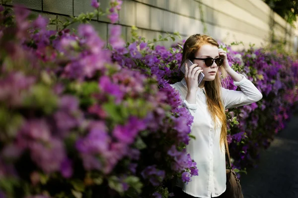 Vrouw met smartphone — Stockfoto