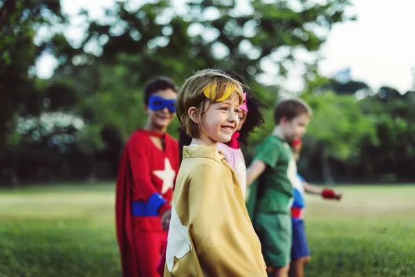 Super-herói crianças jogar ao ar livre — Fotografia de Stock