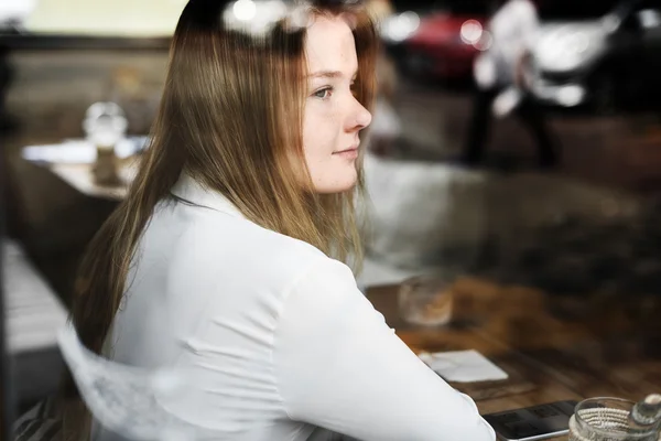 Chica pasar tiempo en la cafetería — Foto de Stock