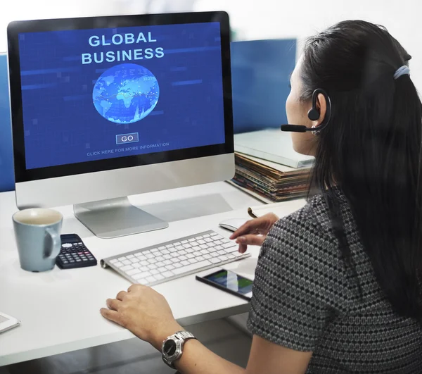 Business woman working on computer with Global Business — стоковое фото