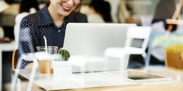 Mujer usando portátil — Foto de Stock