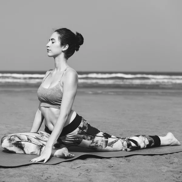 Mulher fazendo ioga na praia — Fotografia de Stock