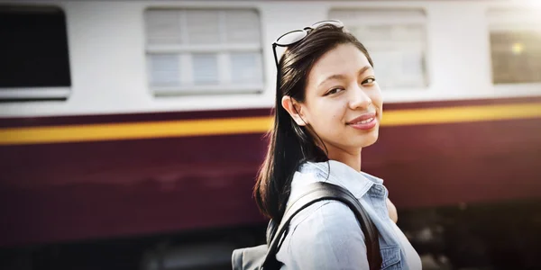 Asiatische Frau in Jeansjacke — Stockfoto