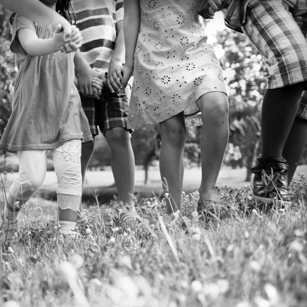 Kinderen die buiten spelen — Stockfoto