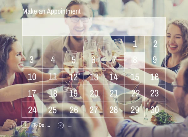 Pessoas celebrando com calendário — Fotografia de Stock