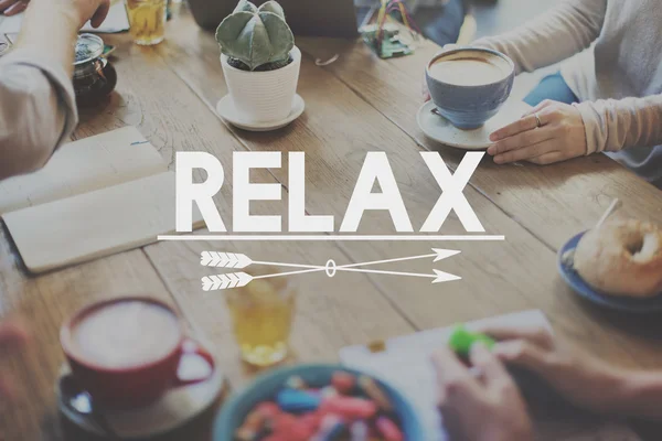 Prieteni cu cești de cafea și conceptul Relax — Fotografie, imagine de stoc