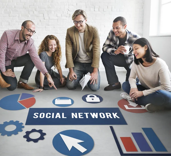 Designer che lavorano con poster e social network — Foto Stock