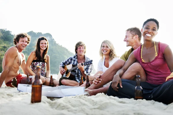 Amigos divertirse en la playa —  Fotos de Stock