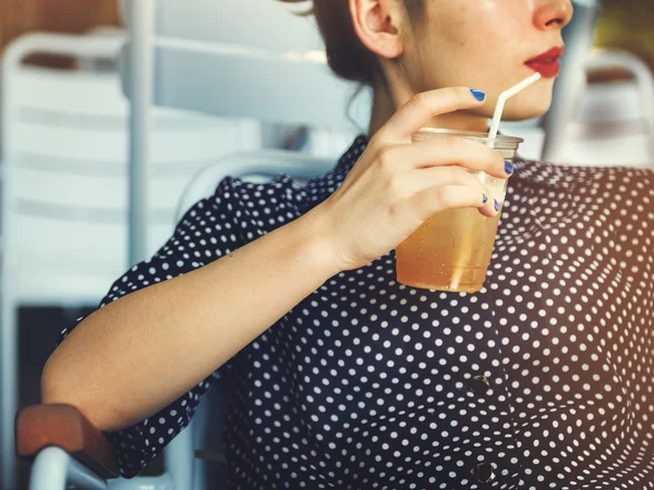 女性飲酒飲料 — ストック写真