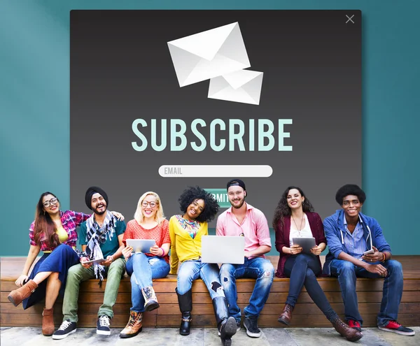 Diversity-Gruppe von Menschen, die digitale Lösungen nutzen — Stockfoto