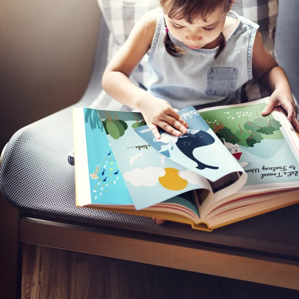 Menina leitura livro — Fotografia de Stock