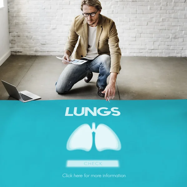 Businessman working with lungs — Stock Photo, Image