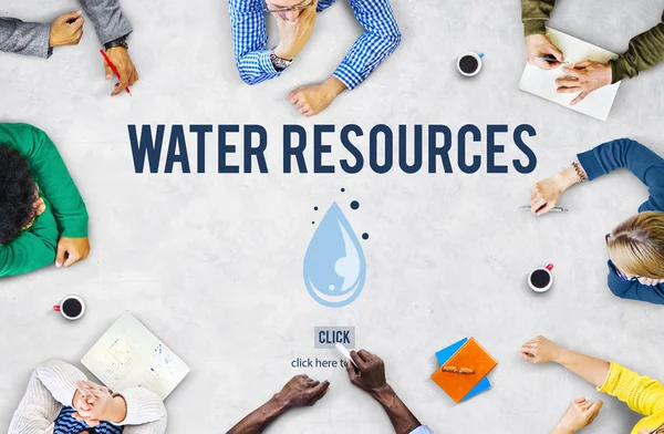Бизнес-люди, работающие с водными ресурсами — стоковое фото