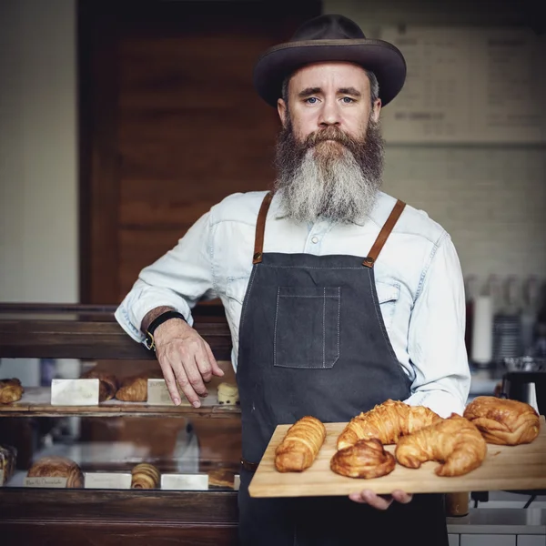 Barista segurando croissants assados — Fotografia de Stock