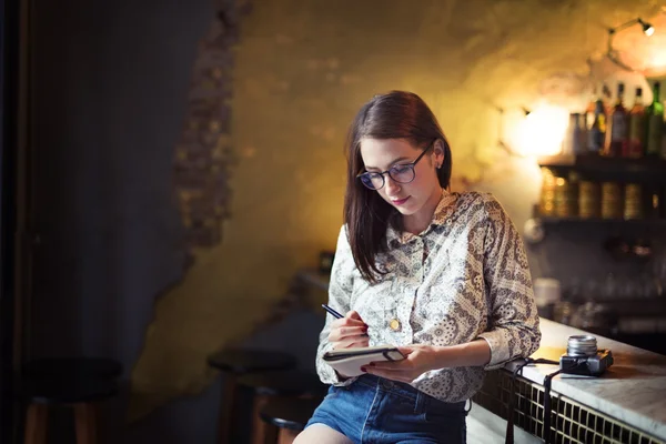 Femme écrivant des notes — Photo