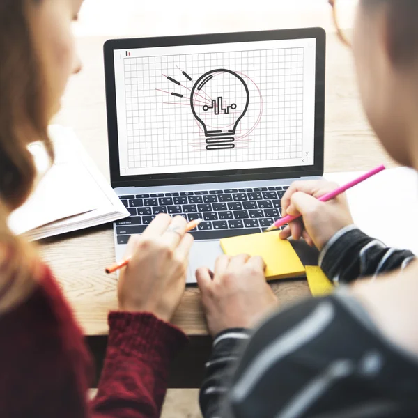 Ragazze che lavorano con dispositivo digitale — Foto Stock