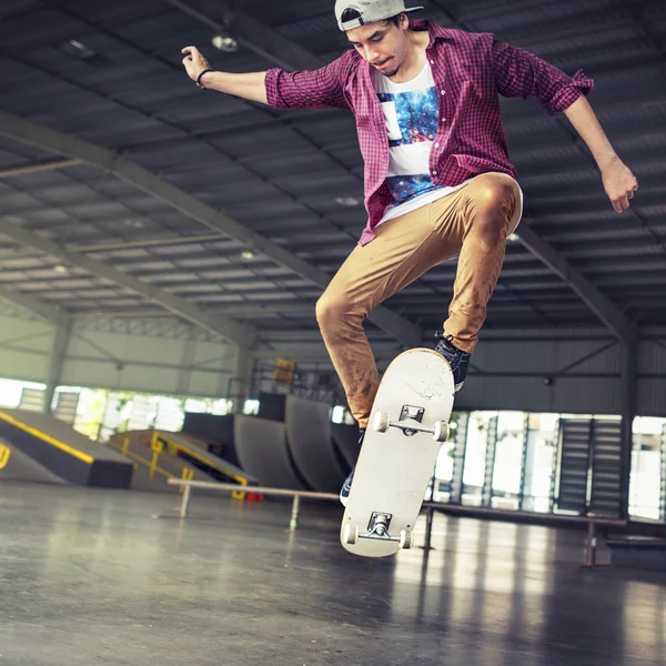 Uomo che salta sullo skateboard — Foto Stock