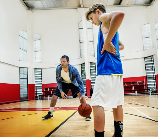 Çocuk oyun Basketbol öğretim sporcu — Stok fotoğraf