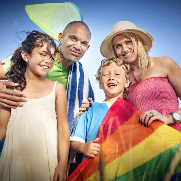 Hermosa familia juntos al aire libre — Foto de Stock