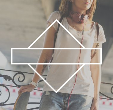 Kaykay arka plan üzerinde kadınla