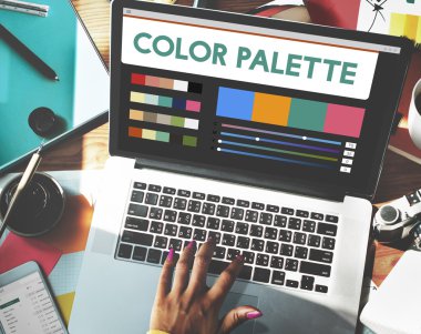 bilgisayar ile çalışan kadın