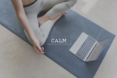 Yoga yapan bir kadın.