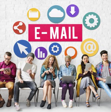 İnsanlar dijital araçları tarama  