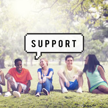 Genç arkadaşlar açık havada 