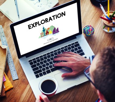 dizüstü bilgisayar kullanan adam