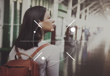 Sırt çantalı genç kadın. 