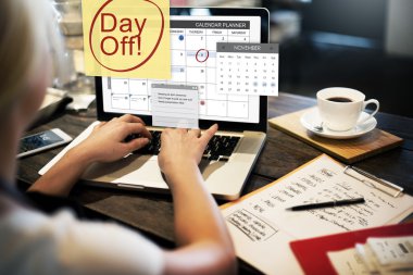 dizüstü bilgisayar ile eller