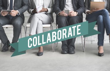 İş adamları ofiste oturuyor.