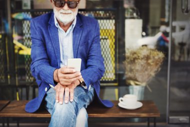 Adam akıllı telefon ile çalışma