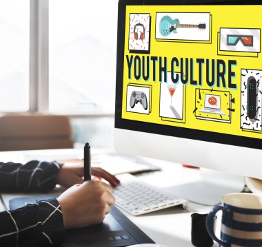 çalışan kişi bilgisayar ile