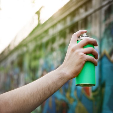 Graffiti için sprey tutan adam