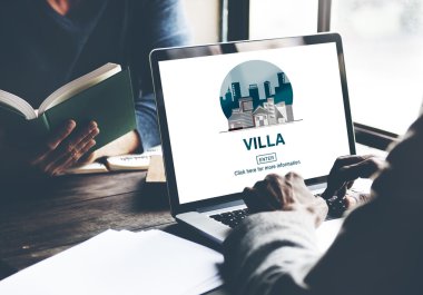 dizüstü bilgisayar kullanan adam