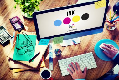 Bilgisayar kullanan adam