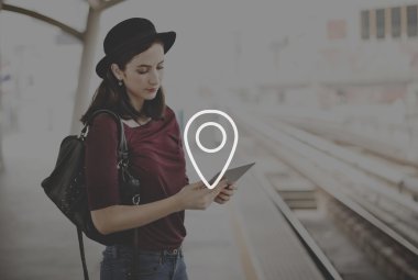 dizüstü bilgisayar ile güzel bir kadın