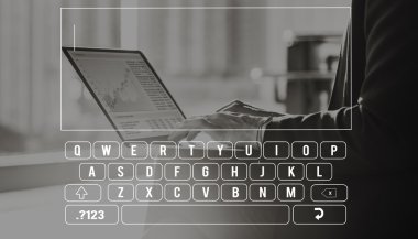 Bilgisayar kullanan iş kadını