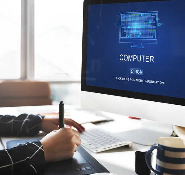 Arbeitender Geschäftsmann im Büro — Stockfoto